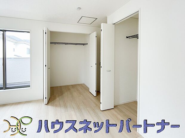 独立性を高めたお部屋。たっぷりの収納も配備しており、片付いた空間を現実出来そう。陽光も降り注ぐ明るく開放的な空間が魅力的。