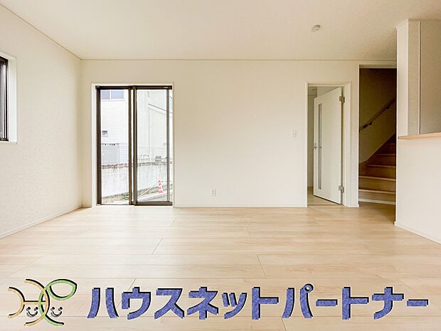 リビング階段の利点は、家族の個室が別階から移動時にリビングを通るので挨拶や会話が自然な日常になります。