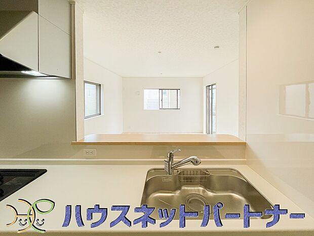 キッチン吊戸棚を無くす事によって、コミュニケーションを重視した設計に致しました。区画によって変わる一体感を、実際にご覧になって頂けましたらと思います。