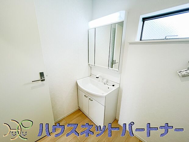 洗面室は窓の光が差し込み明るく清潔感があります。