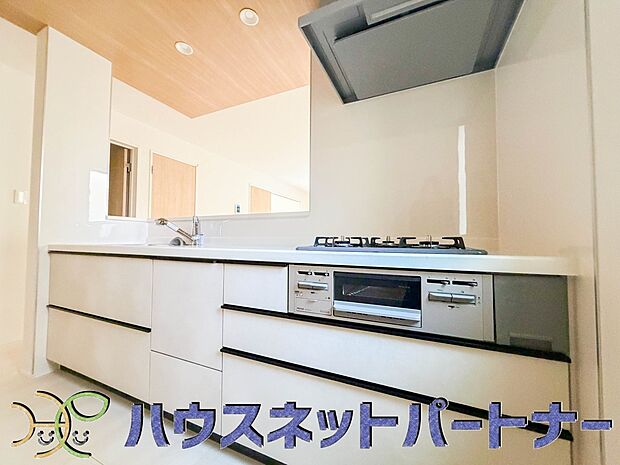 カウンターキッチンは広くて収納力もあるので、快適に料理をすることができます。食器や炊事用具を手の届くところに配置しやすいため調理もスピーディーです。