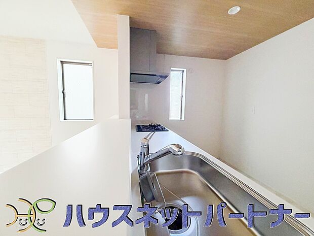 キッチン吊戸棚を無くす事によって、コミュニケーションを重視した設計に致しました。区画によって変わる一体感を、実際にご覧になって頂けましたらと思います。 