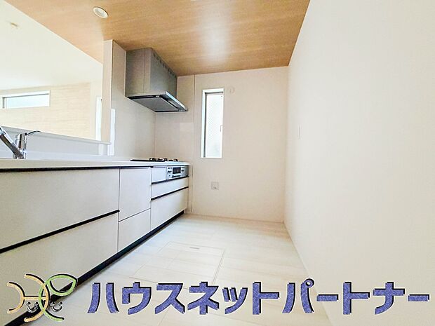 明るい自然光が入る作業スペースを多くとったキッチン採用。夫婦揃ってキッチンに立っても調理がしやすく、家事をしながら会話も弾みます。食器類もすっきりと片付く収納力。