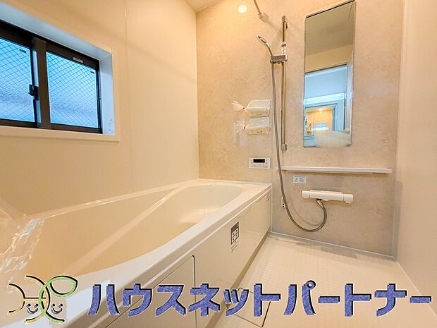 窓がある浴室は心地よいバスタイムを演出してくれます。早起きした日は朝風呂で一日の始まりです。