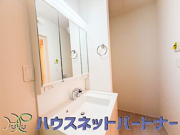 ミラーを手前に引けば、楽な姿勢で髭剃りやメイクができます。合わせ鏡にすればヘアスタイルのチェックもラクラク。洗面化粧台のミラー裏にはたっぷり入る収納スペースを設けています。　