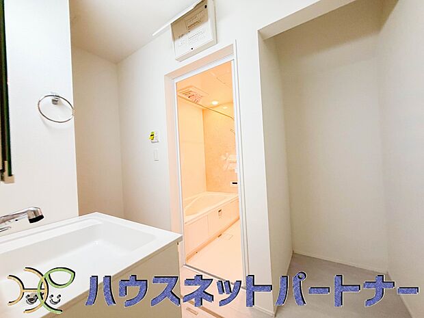 家の中でも特にプライベートスペースとなる洗面所は、洗濯場所と浴室を同じ空間でまとめております。小窓を設置しておりますので、熱気などが籠りやすい空間でちょっとした空気の入れ替えを。