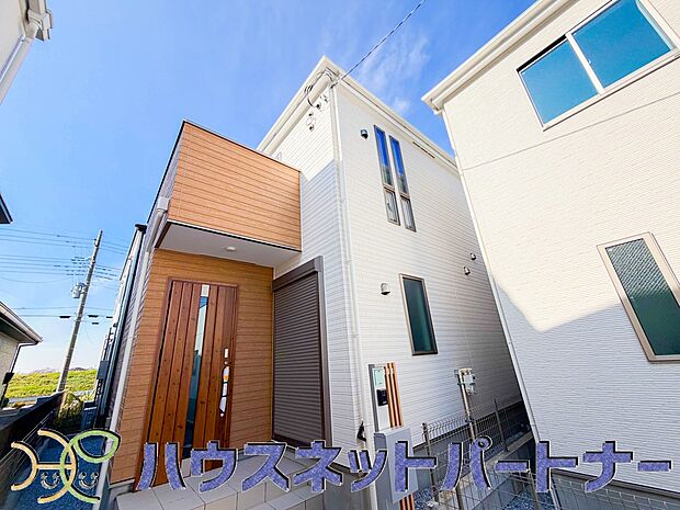 堂々たる趣ながら、主張し過ぎずどこか余裕を感じさせるシャープなフォルムで佇む邸宅は、晴天の空と照らし合わせる事で、本来あるべき完成形の姿を見せてくれます。