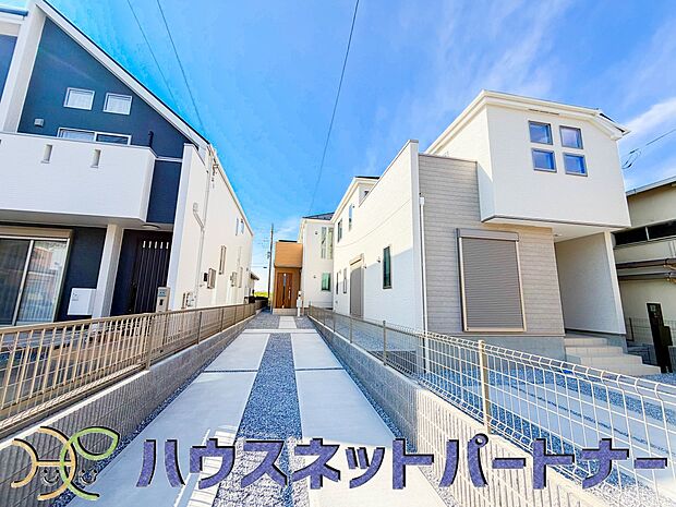 駐車場がある戸建を持つ最大のメリットは、駐車場代金を支払い続ける必要がないことです。賃貸住宅に住んでいる方が、戸建の購入を考えるきっかけに挙げることが多いようです。