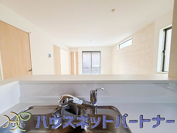 カウンターキッチンなら、リビングで遊ぶ子供の様子を見ながら料理ができるので安心です。料理を運んでもらったり、子供にお手伝いしてもらいやすいのもいいですね♪