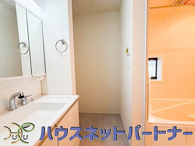 タオルやリネンを収納するリネン庫はすっきりおしゃれに収納したいと誰もが思うこと。そう・・・理想はホテルのリネン庫といったところでしょうか。