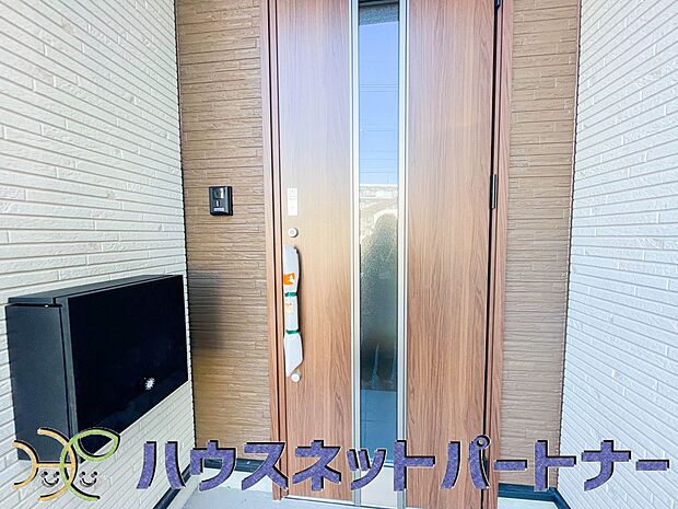 玄関前に季節のお花を置いて可愛く演出してみてはいかがですか。楽しいお家造りが待っています。