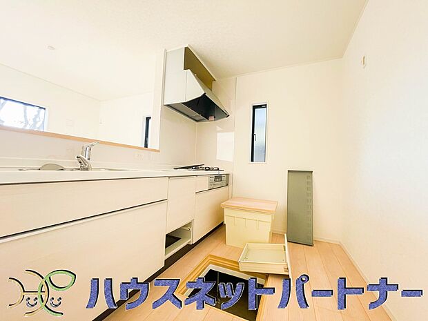 明るい自然光が入る作業スペースを多くとったキッチン採用。夫婦揃ってキッチンに立っても調理がしやすく、家事をしながら会話も弾みます。食器類もすっきりと片付く収納力。