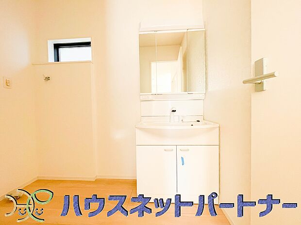 家の中でも特にプライベートスペースとなる洗面所は、洗濯場所と浴室を同じ空間でまとめております。小窓を設置しておりますので、熱気などが籠りやすい空間でちょっとした空気の入れ替えを。