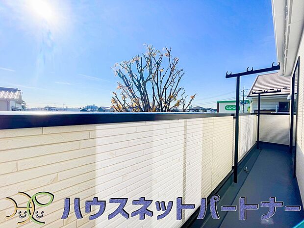 南バルコニーから差し込む陽光・通風は、住環境・快適性と共に有り続ける貴重な「財産」です。この新築戸建に住まう事で手に入れるものは、きっと日常にとっても貴重な存在となるはずです。