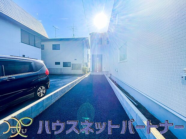 駐車場がある戸建を持つ最大のメリットは、駐車場代金を支払い続ける必要がないことです。賃貸住宅に住んでいる方が、戸建の購入を考えるきっかけに挙げることが多いようです。