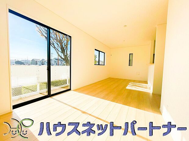 リビングは、食事スペースと寛げる場所設けてもまだ余裕の広さ。明るい光が照らしてくれます。