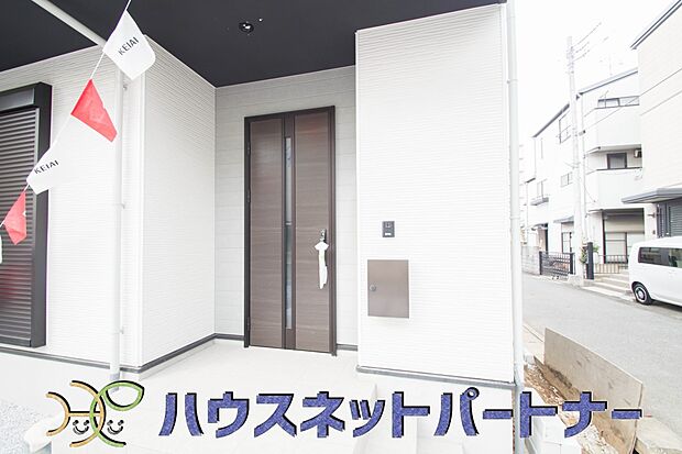 玄関の扉を開けるとそこは家族の待つお家。笑い声が聞こえてきそう。