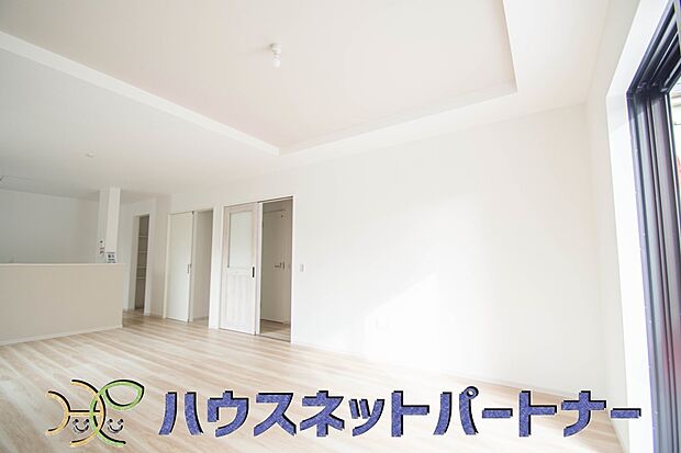 天井の中央部分を周囲より一段高くとったデザインを折上天井といいます。部屋に立体的な奥行きを生み出し、スタイリッシュな空間を演出します。天井を広く見せる視覚的効果も。