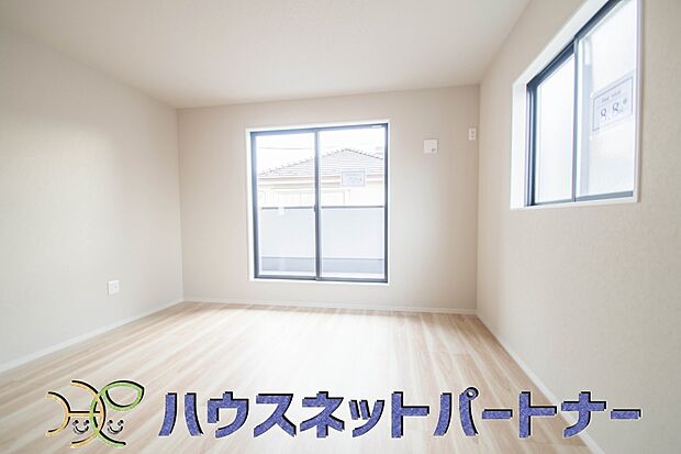 バルコニーに直接出入りできるお部屋です。ちょっと外の空気を吸いたい時や、ベランダでミニガーデニングなども楽しめそうです。