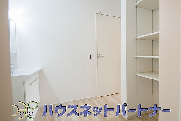 タオルやパジャマ、下着、掃除用品などランドリーに置きたいアイテムを一気に収納してくれる、あると便利サニタリー収納。