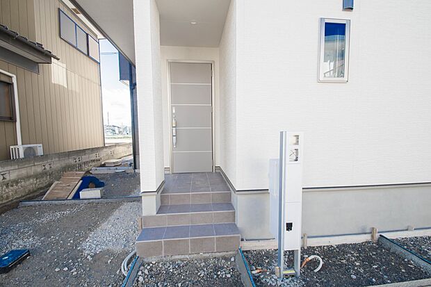 玄関の扉を開けるとそこは家族の待つお家。笑い声が聞こえてきそう。