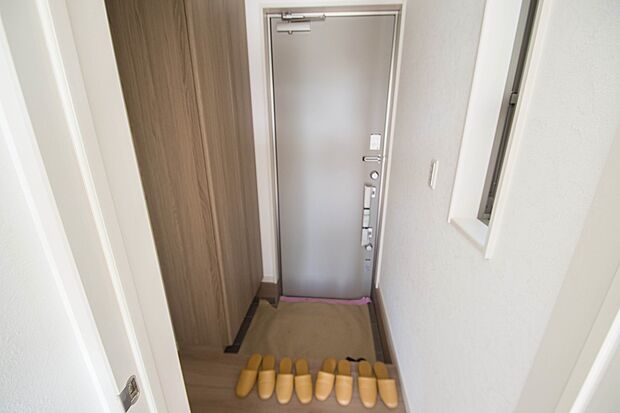 玄関扉を開くとゆったりとした空間。この感動を現地で是非体感してみて下さい。