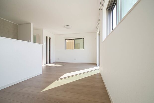 通風・採光に優れ、心地よい光と風が溢れています。 贅沢で豊かな居住性と、プライドを満たすクオリティが見事に調和した住空間。新築ならではの快適なひとときをご体感頂ける筈です。