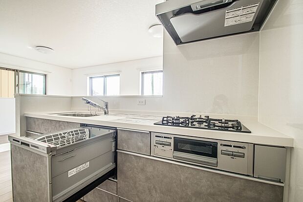 家族の様子を見ながらキッチンでお料理。一日の出来事を会話しながらの家事は嬉しいコミュニケーション。