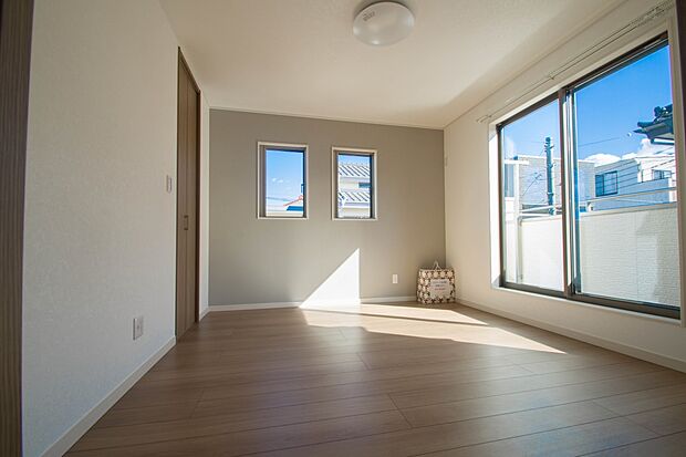 バルコニーに直接出入りできるお部屋です。ちょっと外の空気を吸いたい時や、ベランダでミニガーデニングなども楽しめそうです。