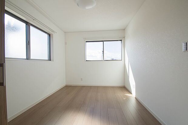 明るい窓のあるお部屋は子供部屋にぴったり。可愛い家具で素敵なお部屋に。