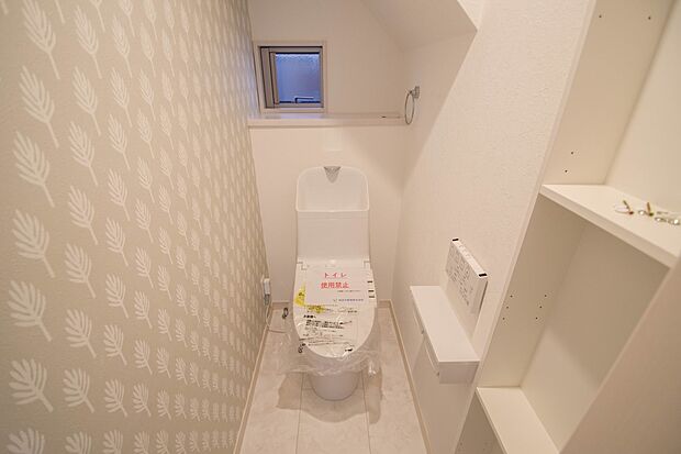 快適な生活を送るための必須アイテムとなった洗浄機能付トイレ。おしり洗浄、ビデ洗浄、暖房便座の3つの機能を標準装備しています。