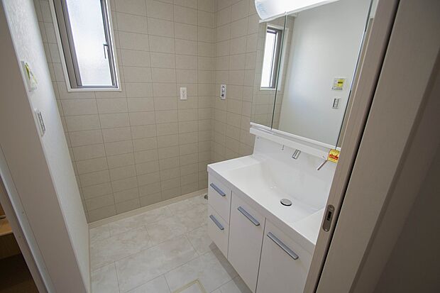 大きく見やすい三面鏡で清潔感ある洗面台は、身だしなみチェックや肌のお手入れに最適です。何かと物が増える場所だからこそ、スッキリと見映えの良い空間に拵えました。