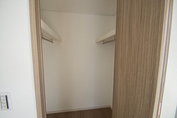 たくさんの洋服をかけてもシワになりにくいウォークインクローゼット。洋服以外にも、普段使わない家電やスーツケース、ストック品など何でも片付く嬉しい空間です。
