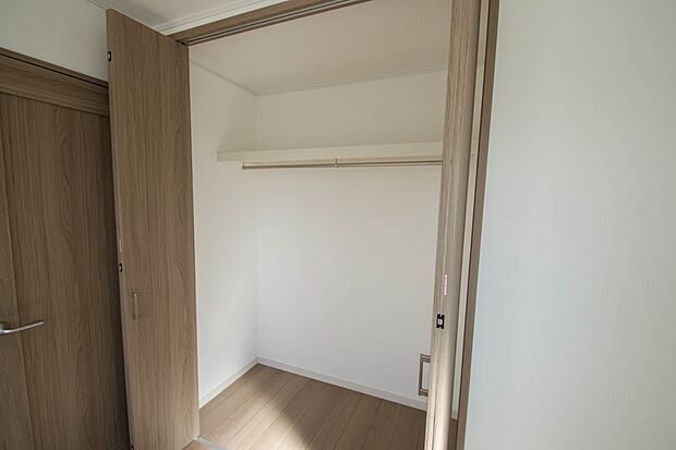 壁面クローゼットのメリットは、衣類が横一列に並ぶためひと目で洋服が選びやすいこと。衣類をたくさんお持ちの方も、限られたスペース内に無理なく収納することができます。