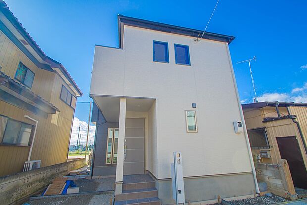 堂々たる趣ながら、主張し過ぎずどこか余裕を感じさせるシャープなフォルムで佇む邸宅は、晴天の空と照らし合わせる事で、本来あるべき完成形の姿を見せてくれます。