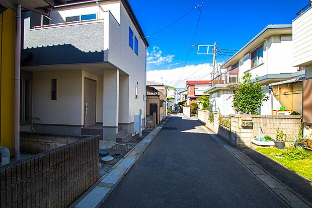 前面道路の日当たりの良い明るいお家。