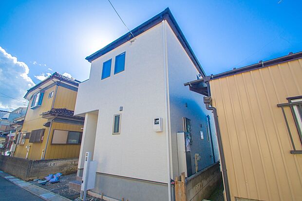 太陽に愛された邸は、陽当り・通風に優れた魅力的で快適さを追求した新築戸建でした。ここに住むからこそ意味がある。そんな特別感に浸りながら、毎日をお過ごしして欲しいです。