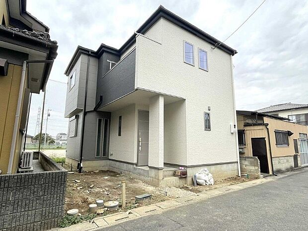 堂々たる趣ながら、主張し過ぎずどこか余裕を感じさせるシャープなフォルムで佇む邸宅は、晴天の空と照らし合わせる事で、本来あるべき完成形の姿を見せてくれます。