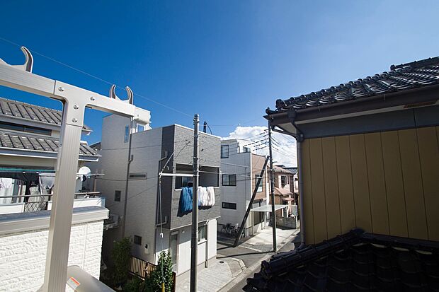 青い空が近くに感じるバルコニーは、爽やかな風をお部屋へ運んでくれます。