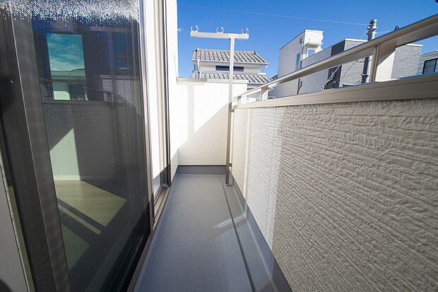 朝の澄んだ空気や、夕方に吹く清々しい風を五感で感じられるバルコニー。住まいの中で唯一屋外にあって、本当の自然を感じられるスペースです。