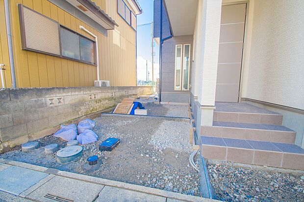 通勤や家族の送迎など、毎日の生活にマイカーが欠かせない方にとって駐車場は大事な条件。敷地内にカースペースがあれば、お出かけやお買い物の際の搬入出もらくらくです。