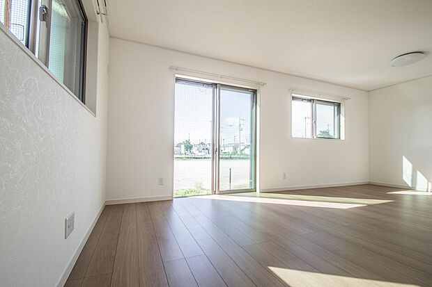 リビングは、食事スペースと寛げる場所設けてもまだ余裕の広さ。明るい光が照らしてくれます。