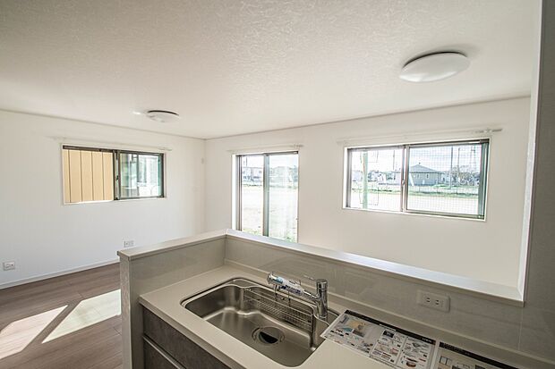 忙しい朝でも家族揃って食事をして頂ける、ゆとりある大きさのダイニングスペース。奥様の手料理をカウンター越しに受けとって頂き、テーブルで囲む素敵な時間を存分にお愉しみ下さい。