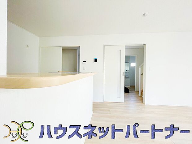 明るい日差し入るリビングは、お友達を招きパーティーが楽しめる広さですよ。