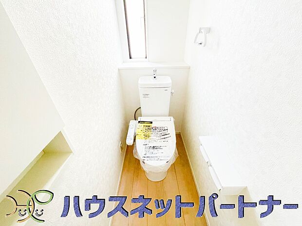 明るい窓から光が差し込むトイレはシャワー付き。癒しの空間になります。