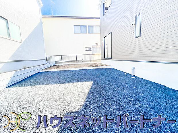 駐車場がある戸建を持つ最大のメリットは、駐車場代金を支払い続ける必要がないことです。賃貸住宅に住んでいる方が、戸建の購入を考えるきっかけに挙げることが多いようです。