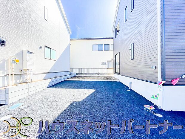 ゆったりとした駐車スペースを確保いたしましたので、大きめのお車でも駐車可能です。自転車やバイクなど、ゆとりのある敷地で置き場所に困ることはないでしょう。