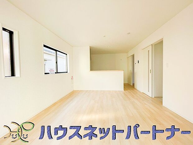 忙しい朝でも家族揃って食事をして頂ける、ゆとりある大きさのダイニングスペース。奥様の手料理をカウンター越しに受けとって頂き、テーブルで囲む素敵な時間を存分にお愉しみ下さい。