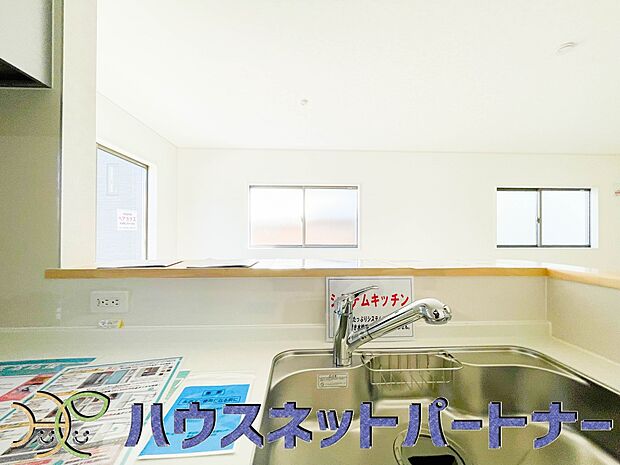 人工大理石のワークトップやシンクは、水を流しただけできれいになったように見えます。白いキッチンは明るく清潔感があり、とっても素敵です。