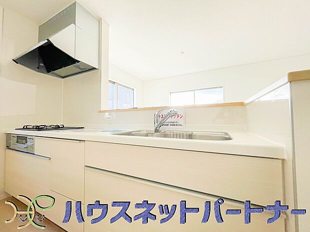 カウンターキッチンは広くて収納力もあるので、快適に料理をすることができます。食器や炊事用具を手の届くところに配置しやすいため調理もスピーディーです。